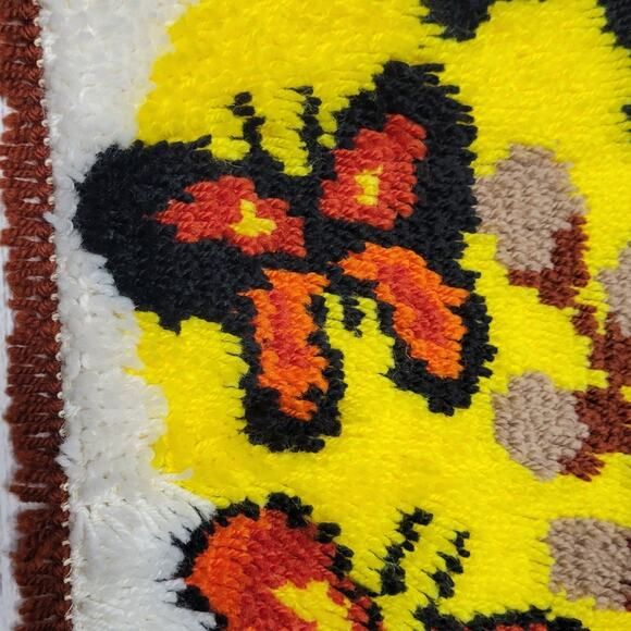 Vintage 70s Latch Hook Rug - Butterflies & Flowers, 20" x 27" - Picture 5 of 7